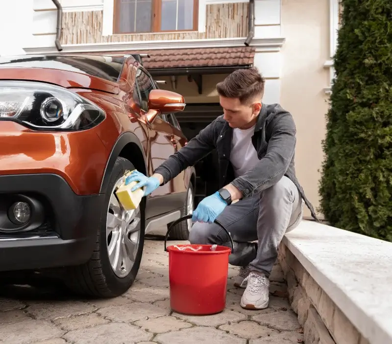 Lavage auto à domicile Saint-Martin-de-Pallières : professionnel intervenant sur un véhicule